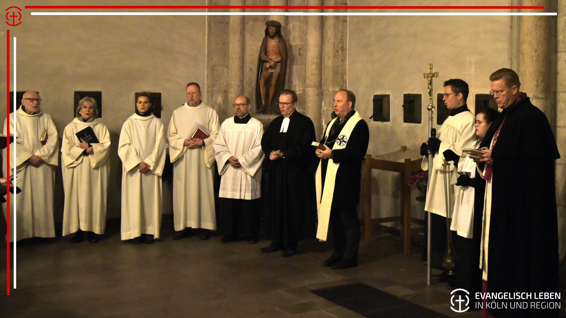 Mehr über den Artikel erfahren Ökumenischer Gottesdienst für die Unbedachten – Gedenkbuch wurde von der Antoniterkirche nach St. Aposteln überführt
