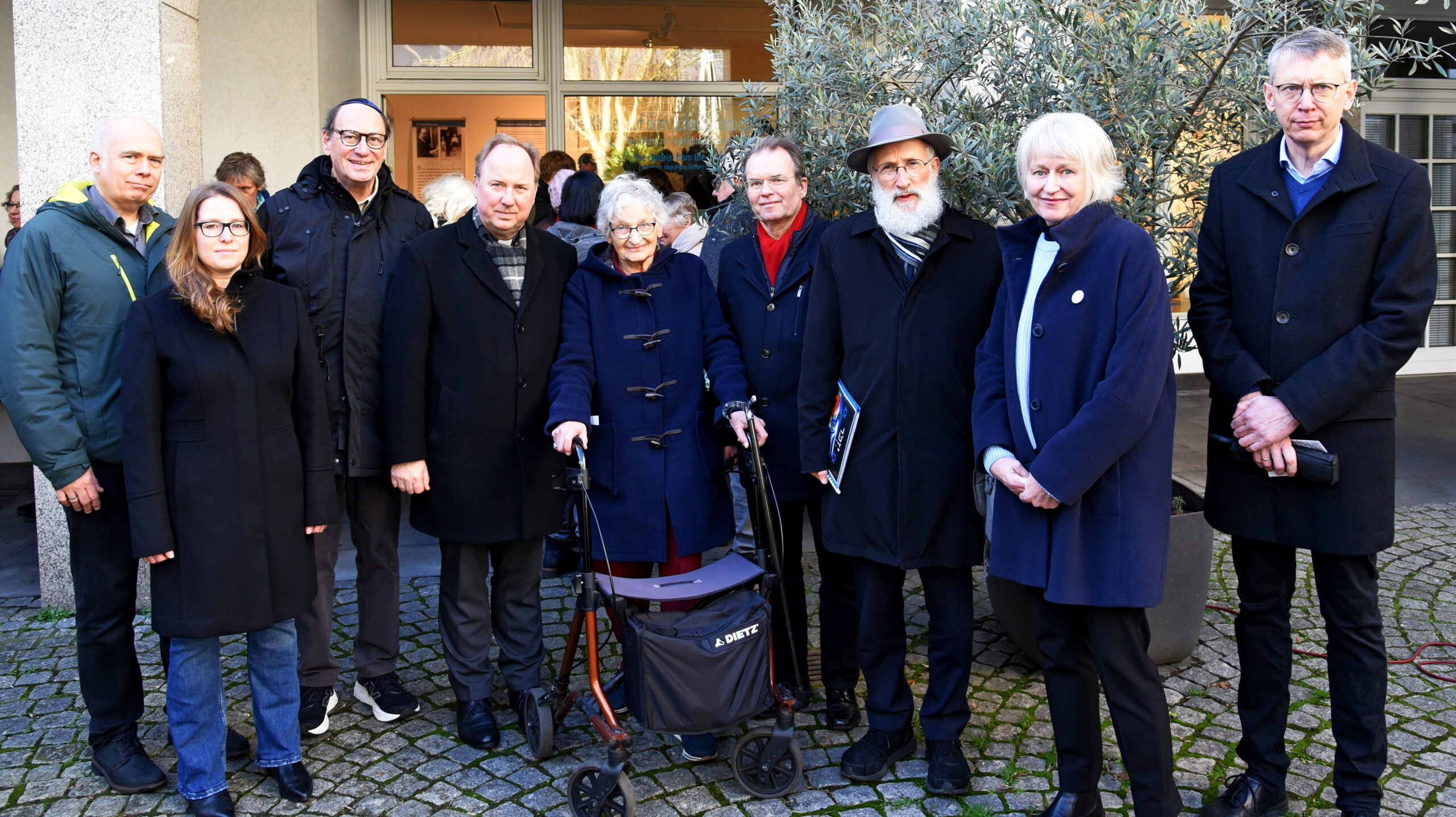 Du betrachtest gerade Erinnern an die Opfer der Shoa: Gedenkstunde am Löwenbrunnen und Gedenkveranstaltung in der Antoniterkirche