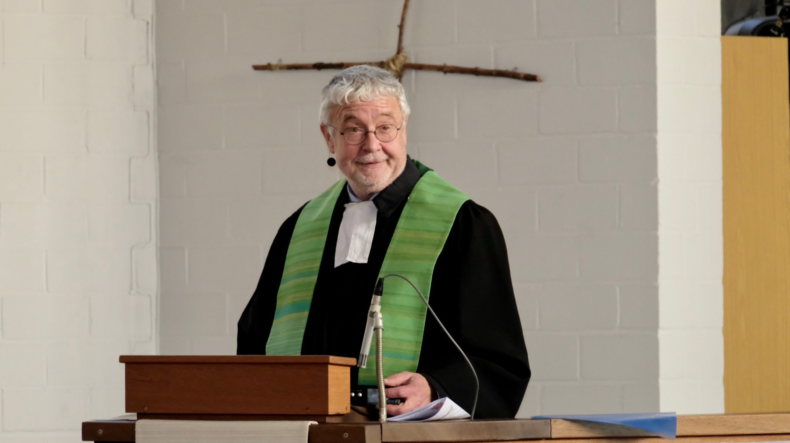 Mehr über den Artikel erfahren Ein Pfarrer mit offenem Ohr: Jens Greve feierlich in der Kreuzkirche Horrem entpflichtet