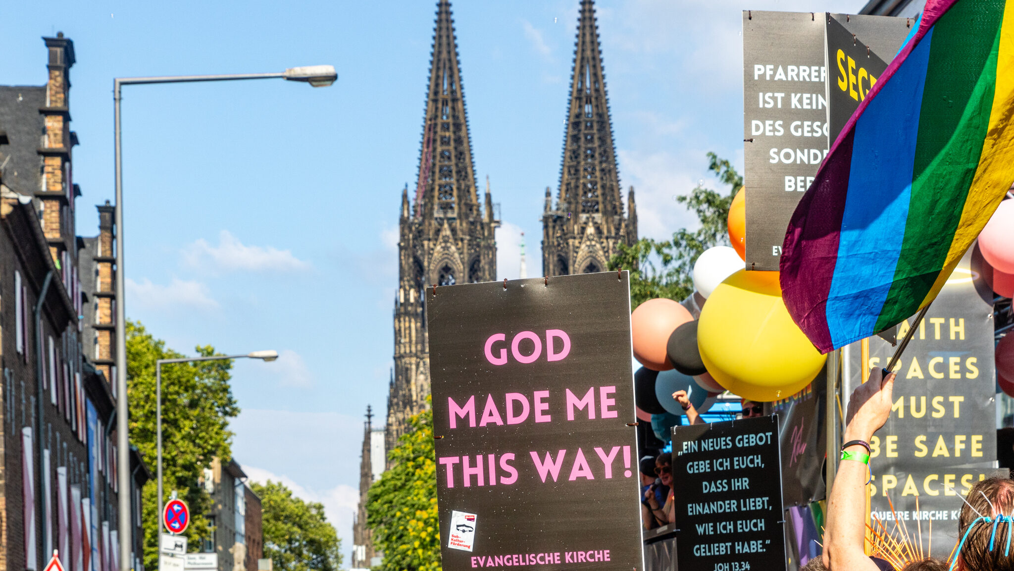 Du betrachtest gerade Gemeinsam stark für Vielfalt: Kirche und Diakonie beim CSD mit eigenem Wagen und Fußgruppe